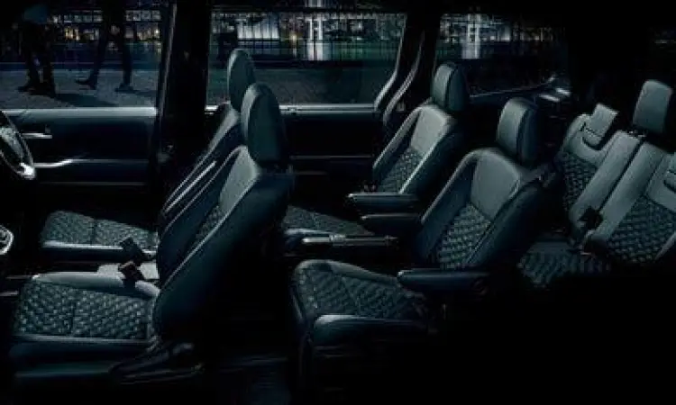 Interior mewah Toyota Voxy 2022 dengan konfigurasi captain seat