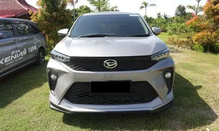 Tampilan depan Daihatsu Xenia 2021 varian R Deluxe