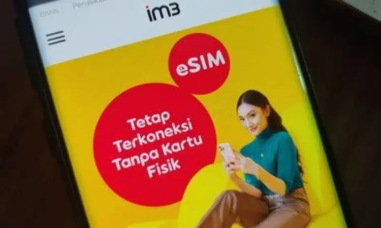 Layar smartphone menampilkan aplikasi SMS untuk transfer pulsa