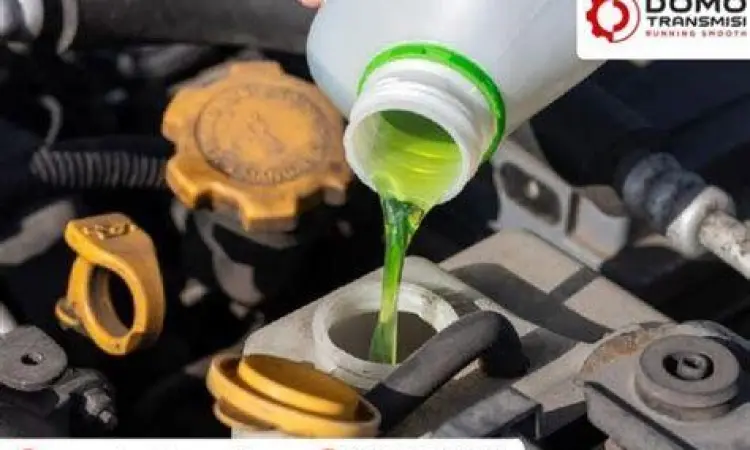 Proses Ganti Oli Matic Proses penggantian oli transmisi di bengkel