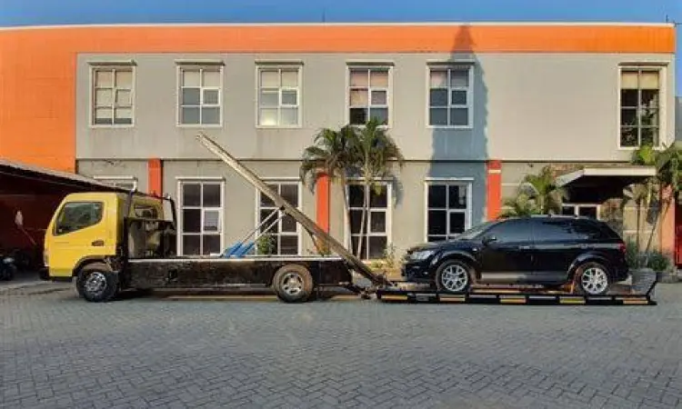 Proses loading mobil mewah ke atas towing hidrolik