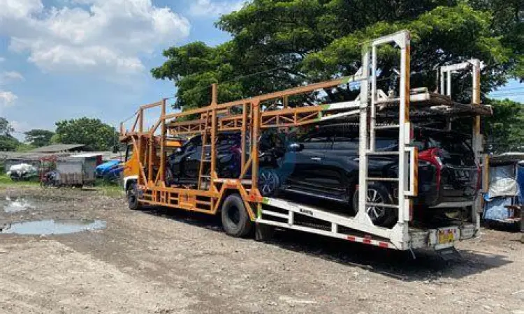 Logistik pengiriman mobil menggunakan towing dan kapal ferry