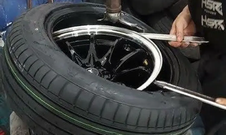 Pemasangan Velg Mobil Proses pemasangan velg baru di bengkel profesional