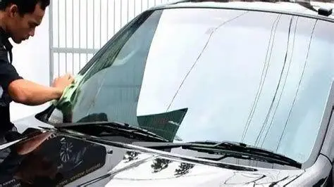 Perawatan Kaca Mobil Membersihkan kaca mobil untuk menjaga keawetan wiper
