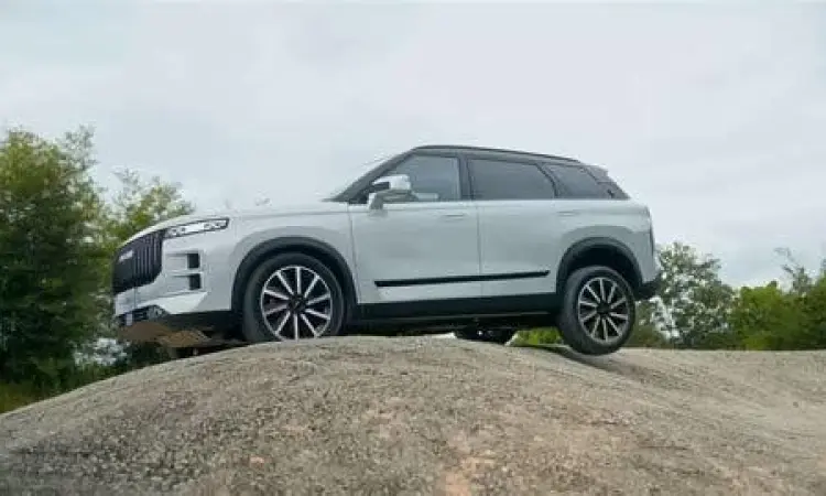 Mobil SUV modern yang melintas di jalanan kota