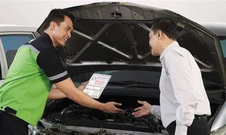 Proses inspeksi mesin mobil bekas secara detail