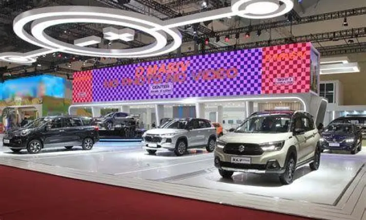 Pameran Mobil Nasional Suasana pameran otomotif nasional yang menampilkan berbagai model mobil baru