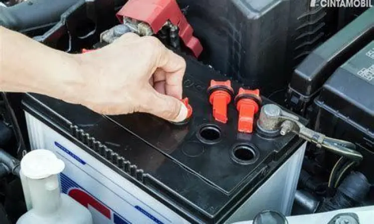 Proses Pengisian Air Aki Langkah mengisi air aki mobil yang benar