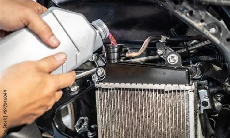 Pengisian Coolant Baru Mekanik menuangkan air radiator ke dalam tangki