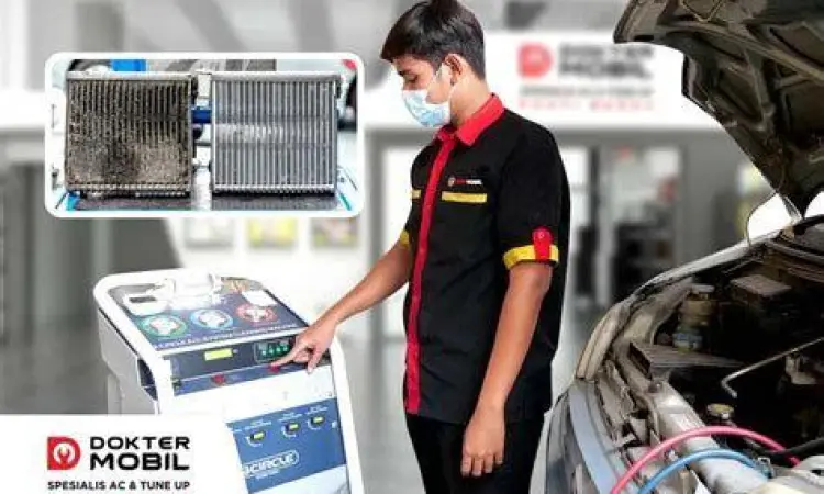 Teknisi sedang melakukan pengisian freon ac mobil