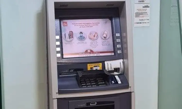 Proses transaksi di mesin ATM Mandiri