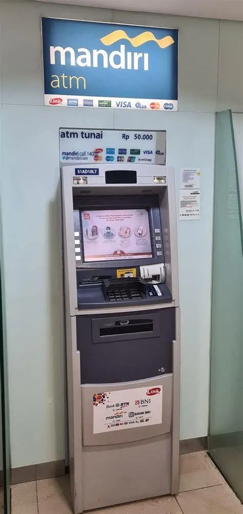 ATM Mandiri Indonesia Proses transaksi di mesin ATM Mandiri