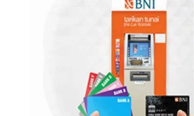 Nasabah sedang melakukan transaksi di mesin ATM BNI