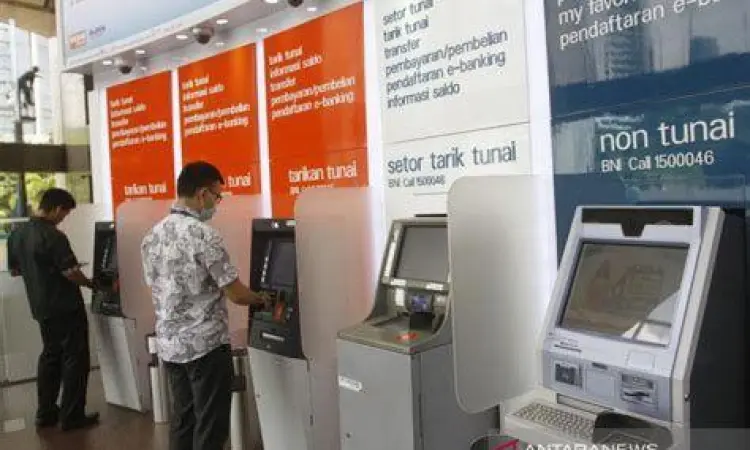 Transaksi ATM BNI Nasabah menggunakan mesin ATM BNI untuk transfer