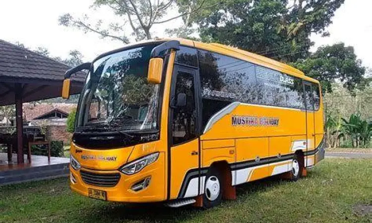 Medium Bus Indonesia Medium bus pariwisata dengan bodi karoseri modern