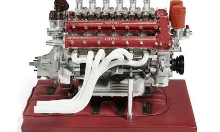 Detail mesin V12 Ferrari klasik yang sangat bersih