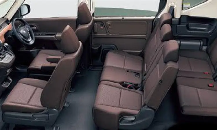 Kabin Honda Freed Interior Honda Freed bekas yang luas dan bersih