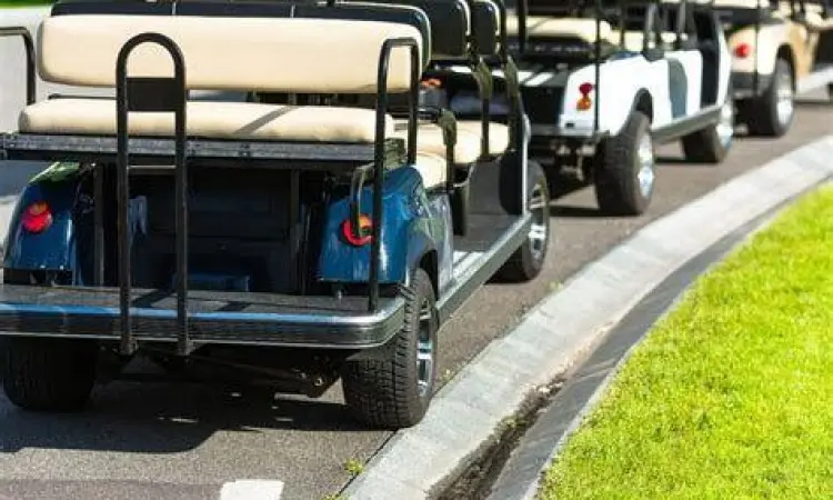 Inspeksi Mobil Golf Bekas Mekanik sedang memeriksa mesin mobil golf bekas