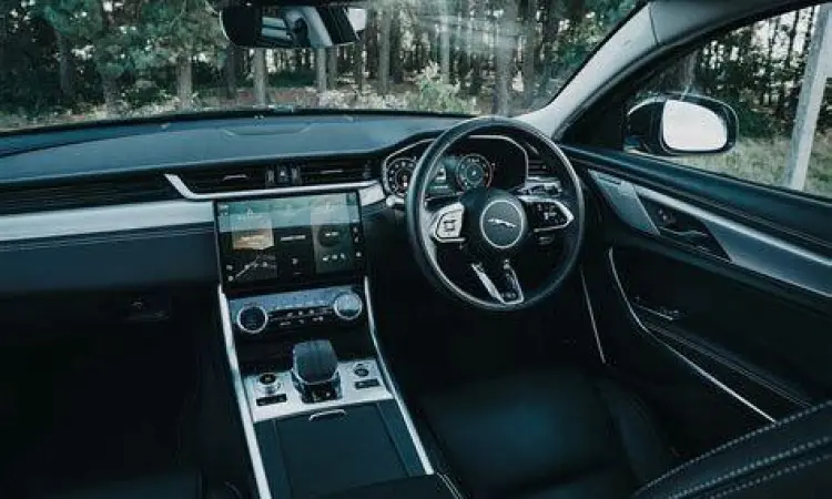 Interior Jaguar XF Interior mewah Jaguar XF dengan material premium