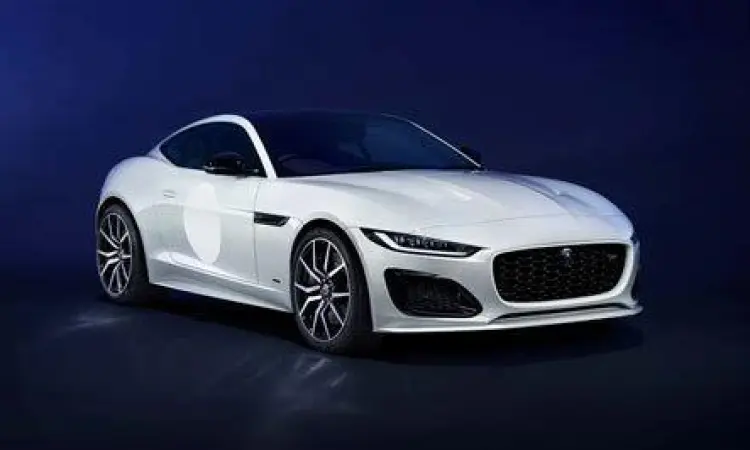 Mobil sport Jaguar F-Type di sirkuit