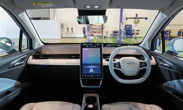 Interior Neta V-II Interior Neta V-II yang luas untuk kategori mobil listrik murah