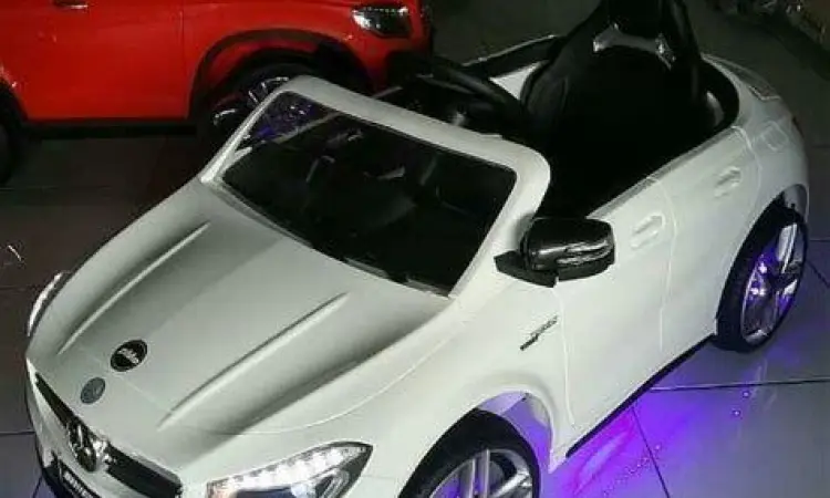 detail interior mobil mainan anak mewah