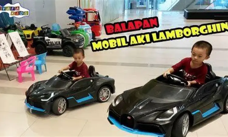 anak kecil bermain mobil aki di area outdoor