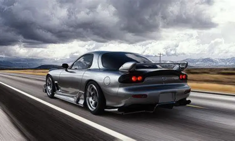 Bagian belakang Mazda RX-7 FD3S di malam hari