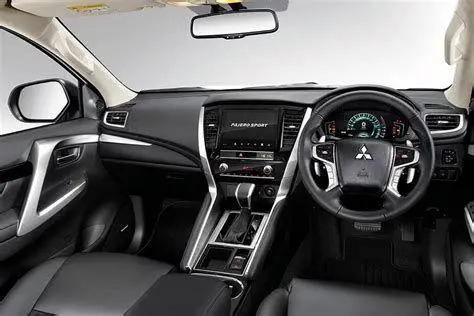 Interior Pajero Sport Interior mewah Mitsubishi Pajero Sport Dakar 4x4
