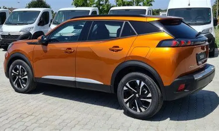 Peugeot 2008 Kompak SUV Peugeot 2008 warna Orange Fusion di jalan raya