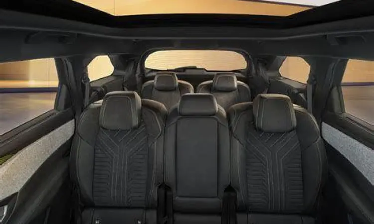 Interior Peugeot 5008 Konfigurasi kursi 7 penumpang pada Peugeot 5008