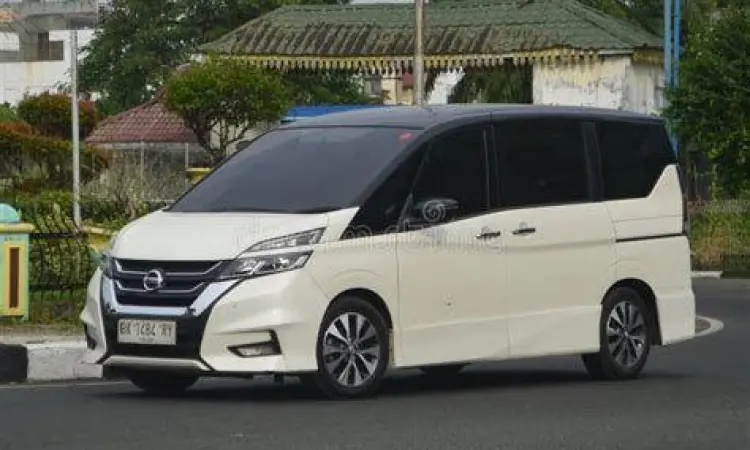 Nissan Serena C27 warna putih tampak depan