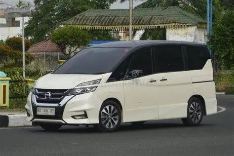 Eksterior Nissan Serena C27 Nissan Serena C27 warna putih tampak depan