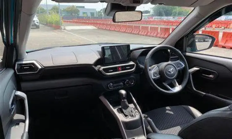 Interior Toyota Raize 2021 dengan layar floating