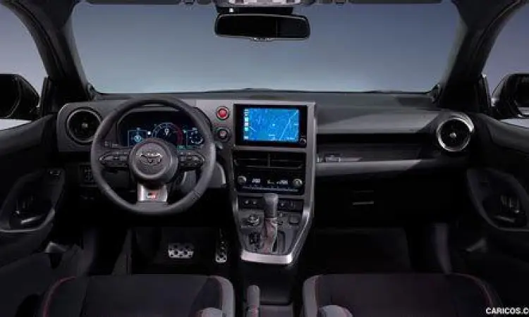 Interior Toyota Yaris GR Sport dengan jahitan merah