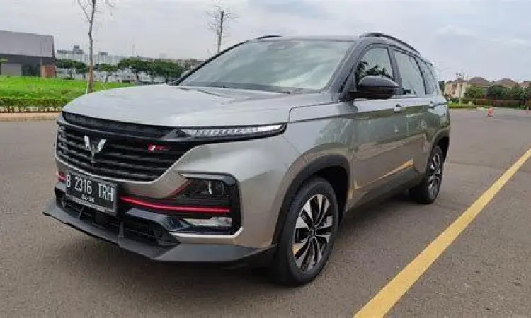 Eksterior Almaz RS 2021 Eksterior gagah Wuling Almaz RS 2021 dengan logo silver
