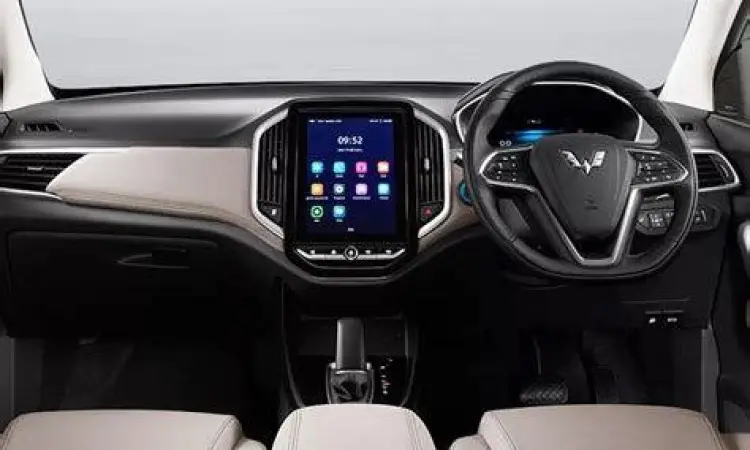 Dashboard modern dengan layar head unit vertikal Almaz RS