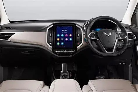 Interior Almaz RS 2021 Dashboard modern dengan layar head unit vertikal Almaz RS