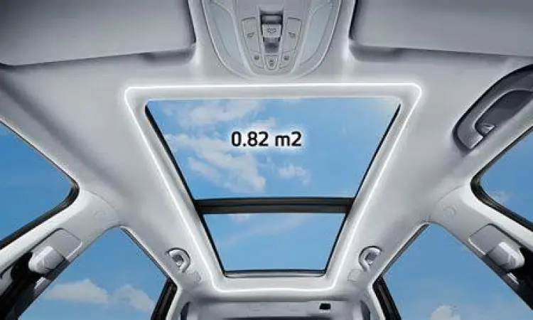 Panoramic Sunroof Almaz RS Tampilan Panoramic Sunroof luas pada Wuling Almaz RS