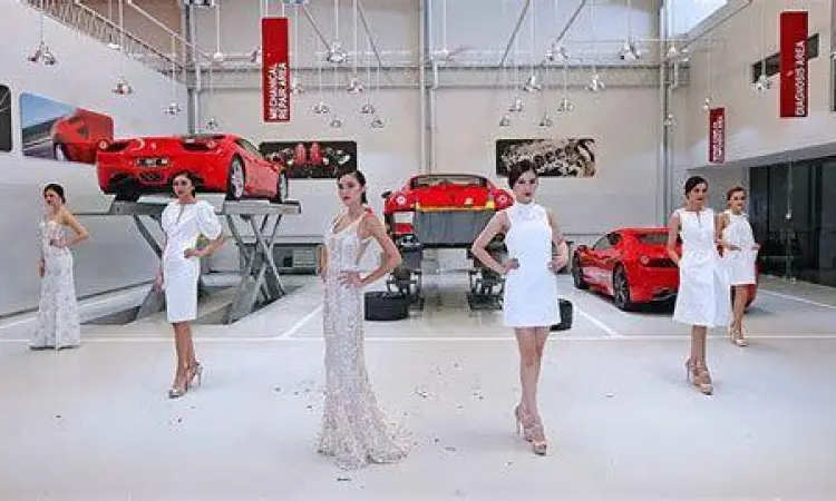 Teknisi sedang melakukan pengecekan pada Ferrari di bengkel resmi