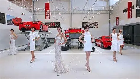 Layanan Servis Ferrari Teknisi sedang melakukan pengecekan pada Ferrari di bengkel resmi