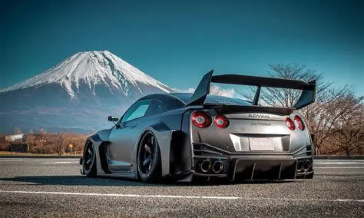 Nissan GT-R R35 melaju cepat di lintasan