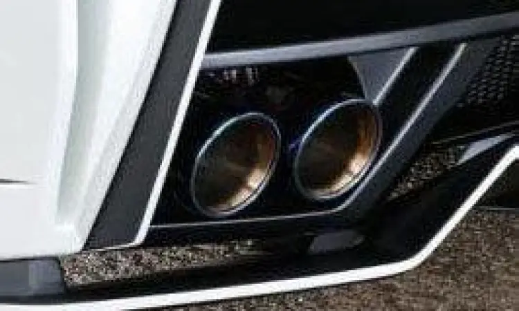 Tampilan belakang Nissan GT-R dengan knalpot quad