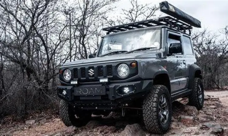 Suzuki Jimny 3-pintu melintasi jalur berbatu