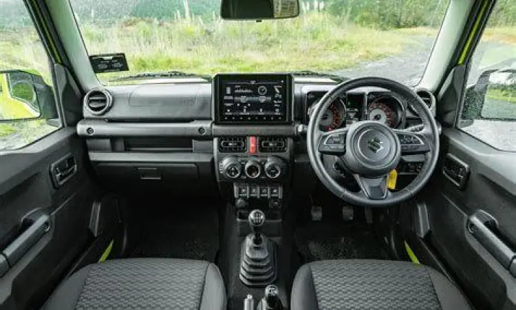 Tampilan dashboard interior Suzuki Jimny