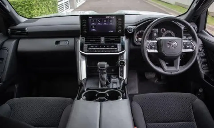 Interior mewah Toyota Land Cruiser 300 dengan layar besar