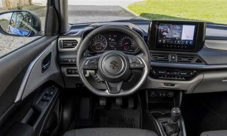 Interior mewah Suzuki Swift dengan fitur digital modern