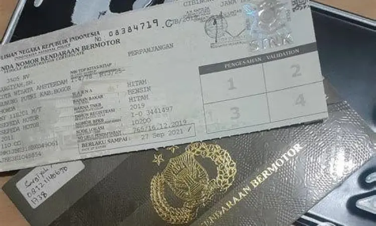 Pemeriksaan dokumen BPKB dan STNK mobil bekas