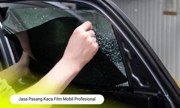 Teknik Pemasangan Kaca Film Proses pemasangan kaca film mobil oleh teknisi berpengalaman