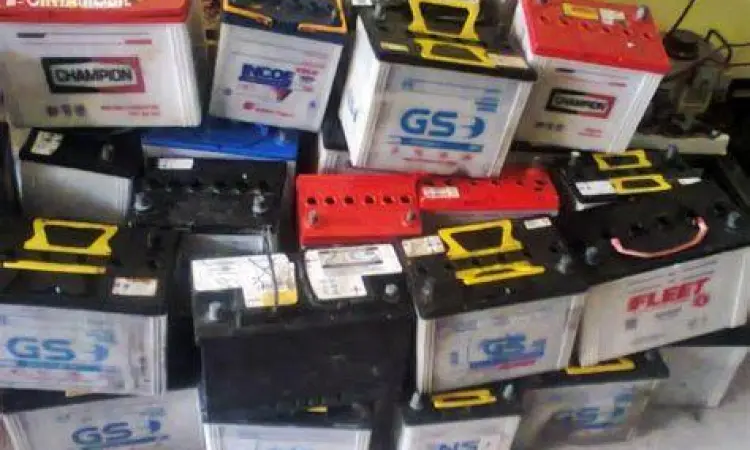 Proses Penjualan Aki Bekas Pengepul sedang menimbang aki bekas mobil